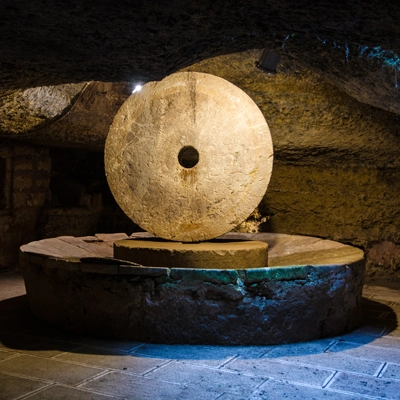 Estrazione dell’olio nei frantoi storici artigianali