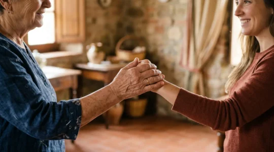 Momento di condivisione autentica dell'ospitalità italiana con gesti di accoglienza calorosa