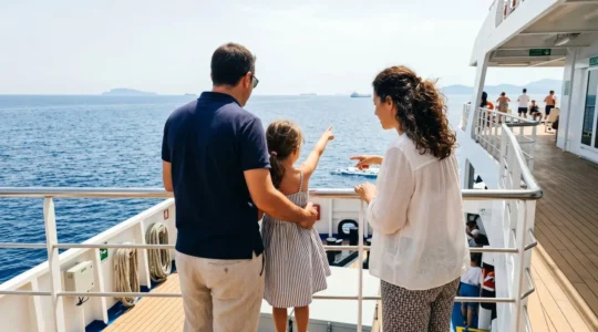 Una famiglia italiana osserva il Mar Mediterraneo dal ponte di un traghetto moderno diretto in Corsica