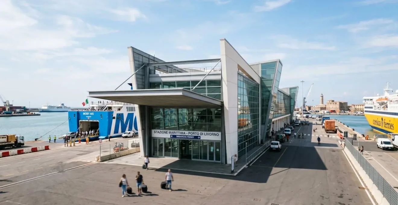 Veduta esterna del terminal traghetti del porto di Livorno con architettura moderna in una giornata di sole